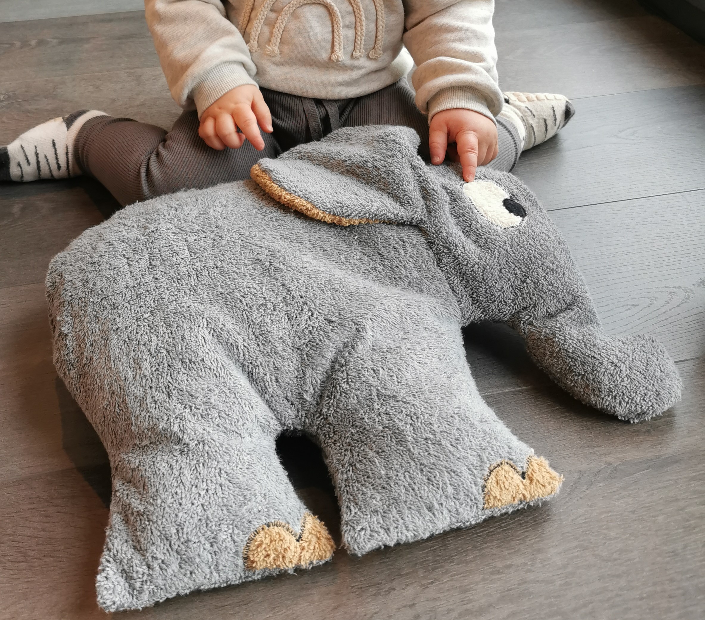 Efie XL Elefant, Spieltier und Kuschelkissen, kontrolliert biologischer Anbau (organic), Made in Germany